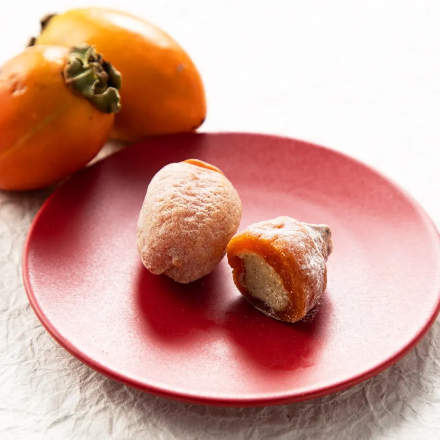 【秋冬限定】<br>柿ぼっくり<br>干し柿で有名な長野県産の市田柿に自慢の栗きんとんをたっぷり詰めました。<br>素朴な甘さがどこか懐かしい一品です。