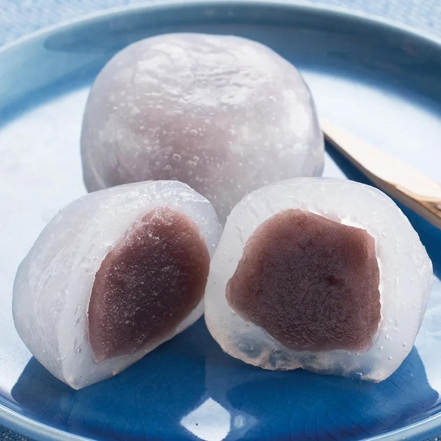 【季節限定】<br>水饅頭<br>清流の国、岐阜県発祥の銘菓の水まんじゅう。<br> つるんとした生地に滑らかな舌触りのこしあんを包み込みました♪
