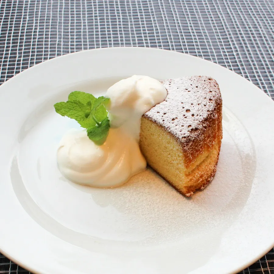 【カフェメニュー】ママンカステラ1ピース<br>しっとりと焼き上げたカステラはこだわりのはちみつとバター、卵をたっぷり使用しています。<br>495円(税込)<br>ドリンクセット+220円