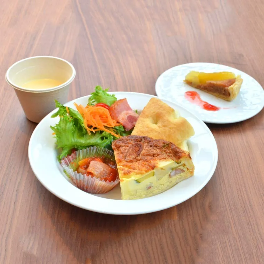【ランチメニュー】キッシュプレート<br><br>キッシュをはじめ、スープとミニデザート付き。カリテレモンこだわりのプレートになります。<br>※デザートは日替わりとなります。<br>イートイン 1,650円(税込)/テイクアウト 1,620円(税込)<br>デザート・スープ付き イートイン 1,870円/テイクアウト 1,836円(税込)