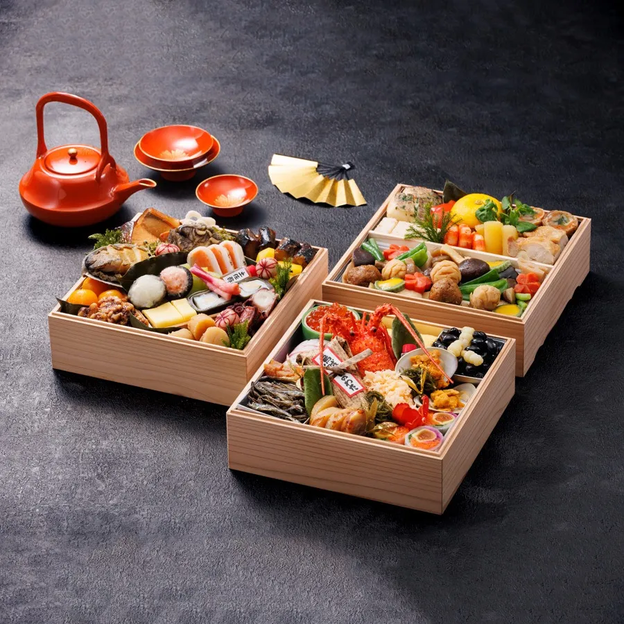 銀の森おせち［匠］<br>3～4人前<br>職人技の極み。 繊細な手法が盛り込まれた豪華重。<br>ご購入の方に5,000円クーポンキャッシュバックプレゼント。