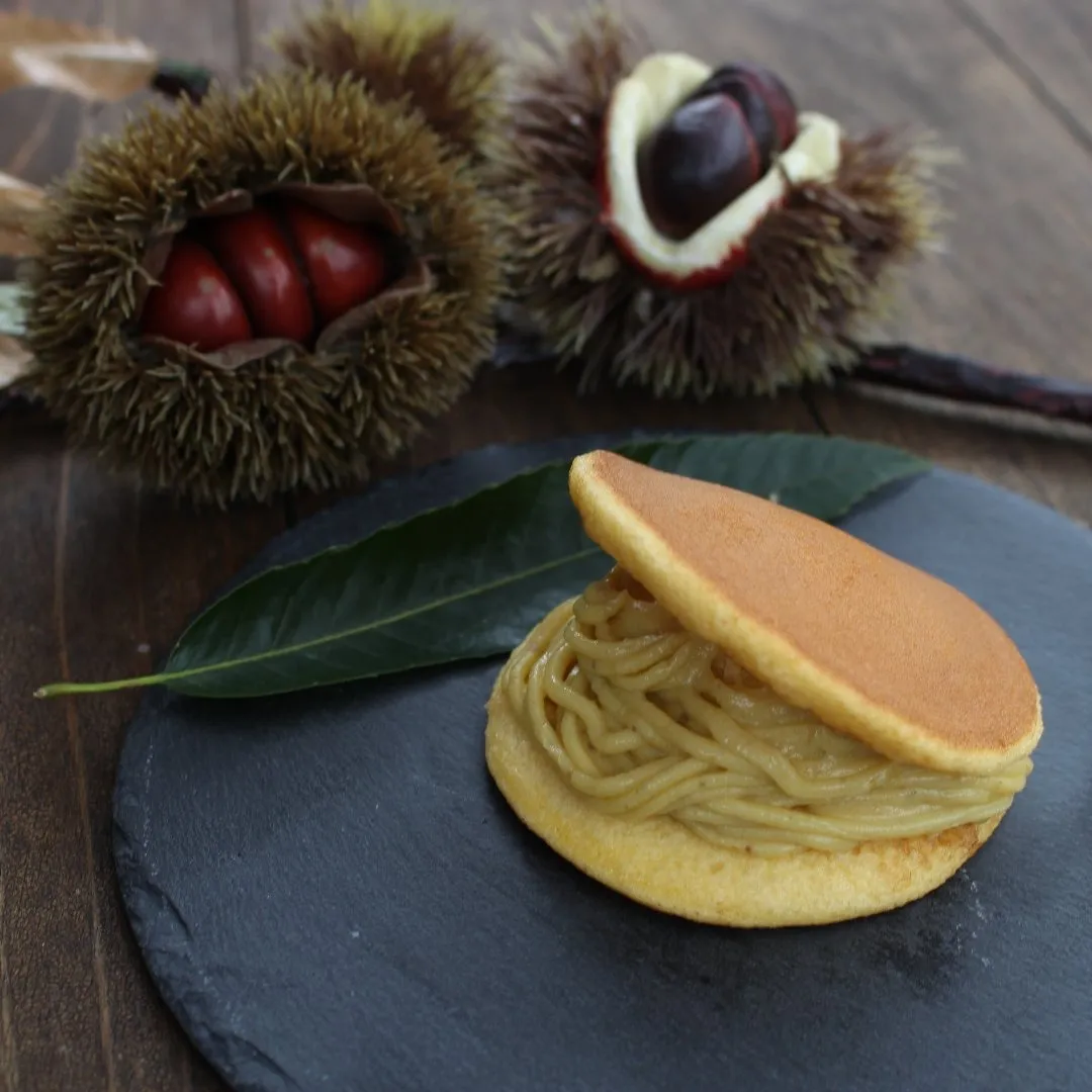 【土日祝数量限定販売】モンブランどら焼き<br>ふわふわのどら焼き生地に滑らかなモンブランクリームとママンカステラをたっぷりとはさみこみました。<br>テイクアウト 648円(税込)<br>イートイン<br>栗茶セット/1,200円(ホット/アイス） <br>抹茶セット/1,400円(ホット/アイス）<br>11月までの期間限定販売となります。