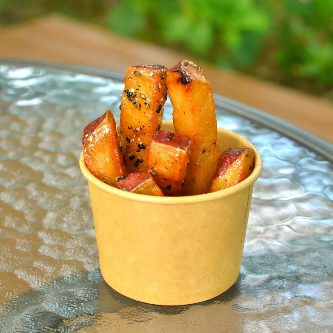 【期間限定販売】ほくほく大学芋 <br>紅はるかを使用した、ほくほく食感の大学芋。<br>カップ入りで園内での食べ歩きにもぴったりの一品です。<br>380円(税込) 