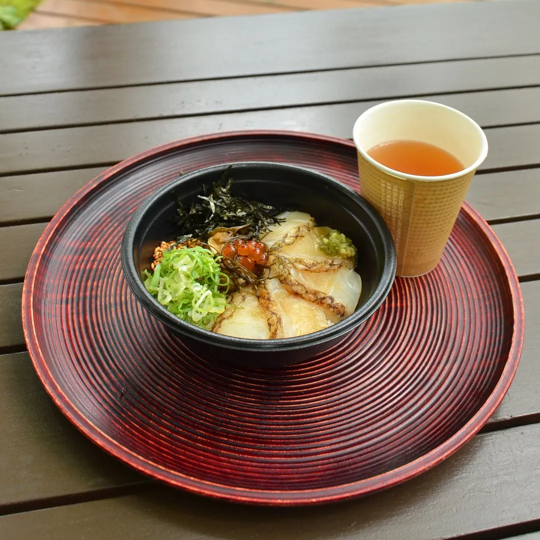 【土日祝限定販売】出汁つき もみじ鯛めし<br>脂がのった旬の「もみじ鯛」を特製タレで漬けこみ、たっぷりと新米にのせました。<br> 自慢の竈の看板商品「竈出汁」のお出汁をかけてお茶漬けもおすすめです。<br>1,100円(税込) 