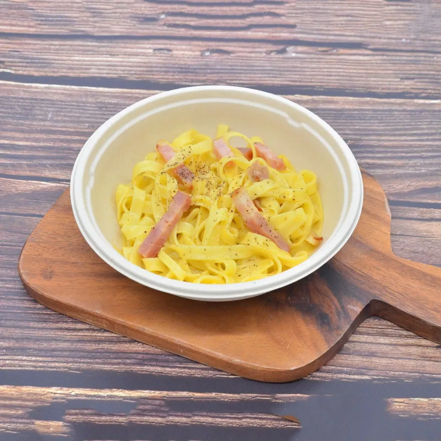 カルボナーラ<br>チーズと卵のコクが引き立つ、クリーミィ―で濃厚なパスタ<br>930円（税込）
