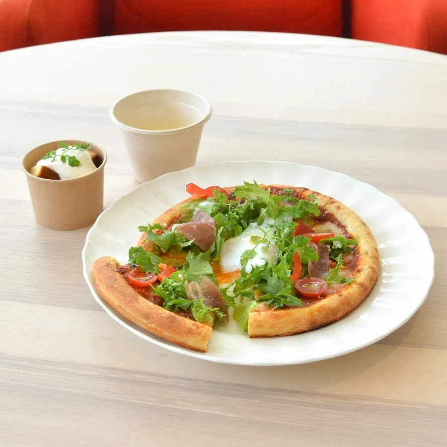 【ランチメニュー】フレッシュ野菜のビスマルク<br>銀の森の自慢のマルゲリータをベースに、生ハム、レタス、トマト、半熟卵をトッピングしてビスマルクに仕立てました。<br>ピザ単品または、スープ＆デザート付きのセットがお選びいただけます。<br>※デザートは日替わりとなります。<br>ビスマルク単品 イートイン1,320円/テイクアウト1,296円(税込)<br>デザート・スープ付き イートイン1,980円/テイクアウト1,944円(税込)