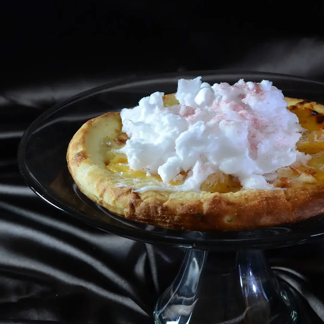 【期間限定販売】わたぐもピザ<br>もくもくの雲が乗った不思議な見た目のチーズピザが1/26までの期間限定で登場。雲の正体は綿あめ。シュワシュワと溶けた後はパリパリ食感の飴状に。チーズの塩気と砂糖の甘さがピッタリの一品です。<br> 1370円（税込）