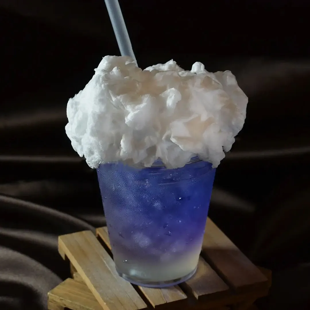 【期間限定販売】わたぐもレモネード<br>ふわふわの雲が乗ったすっきり爽やかなドリンクです。ピザと一緒に「わたぐもグルメ」をお楽しみください。こちらも1月26日までの期間限定販売です。 <br> 650円（税込）