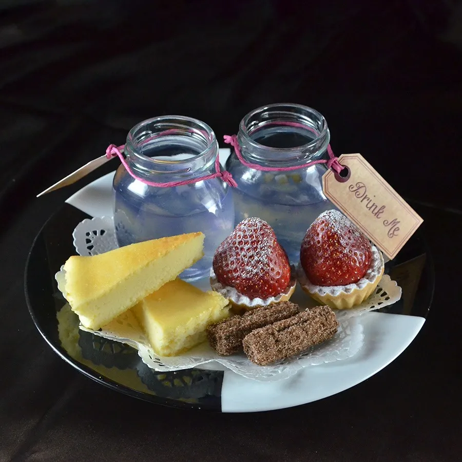 上段のプレート。<br>アリスでおなじみの不思議なドリンクをイメージしたジュレや、自慢のスイーツなどが並びます。