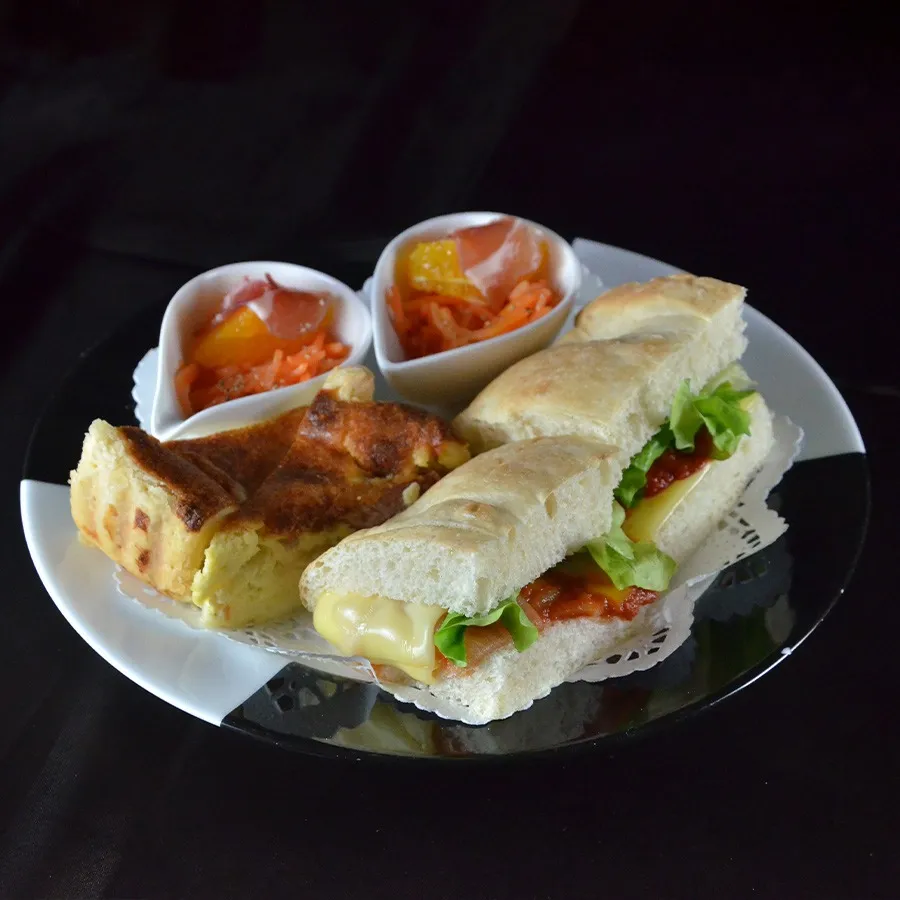 下段プレート。<br>サンドウィッチやキッシュ、サラダなどセイボリーメニューが並びます。