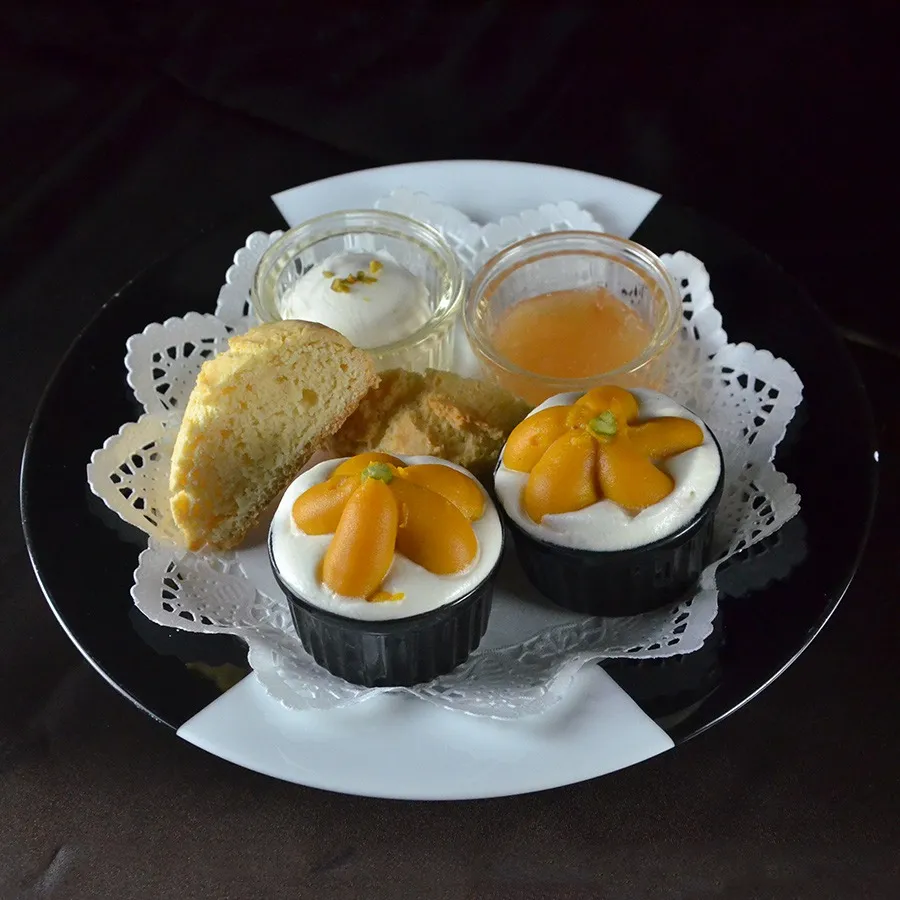 中段プレート。<br>スコーンとかぼちゃのショートケーキのスイーツプレート。スコーンに合わせるのは爽やかなサワークリームと果実のジャム。