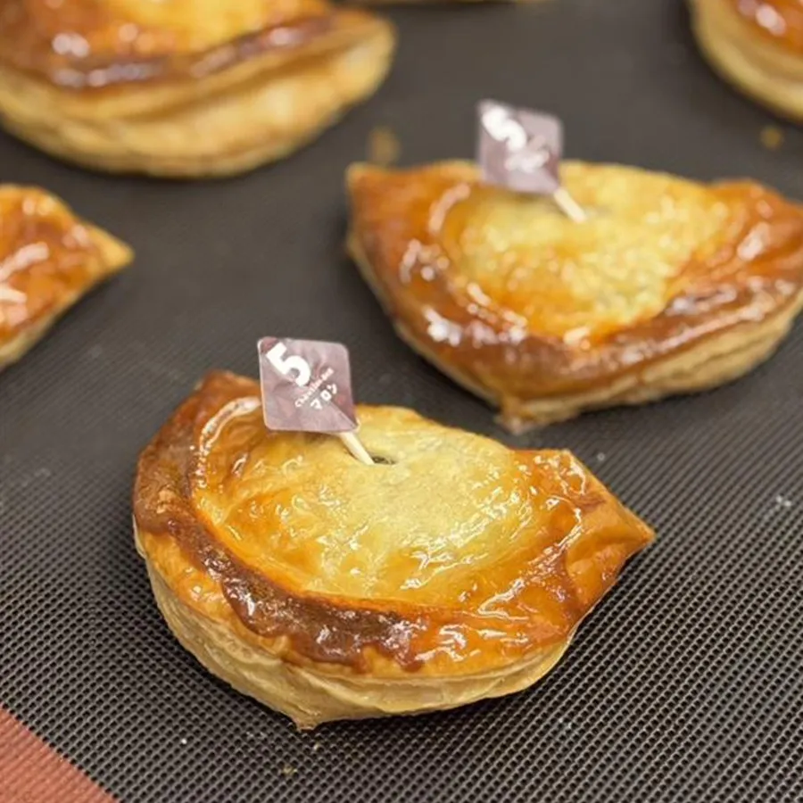 ショーソンパイ<br>サクサクの生地にこだわった５種類のショーソンパイ。素材のおいしさを活かしながら、さらにおいしくなるようにひと手間かけたパティシエの自信作です。<br>テイクアウト：486円～／イートイン：495円～（※どちらも税込価格）