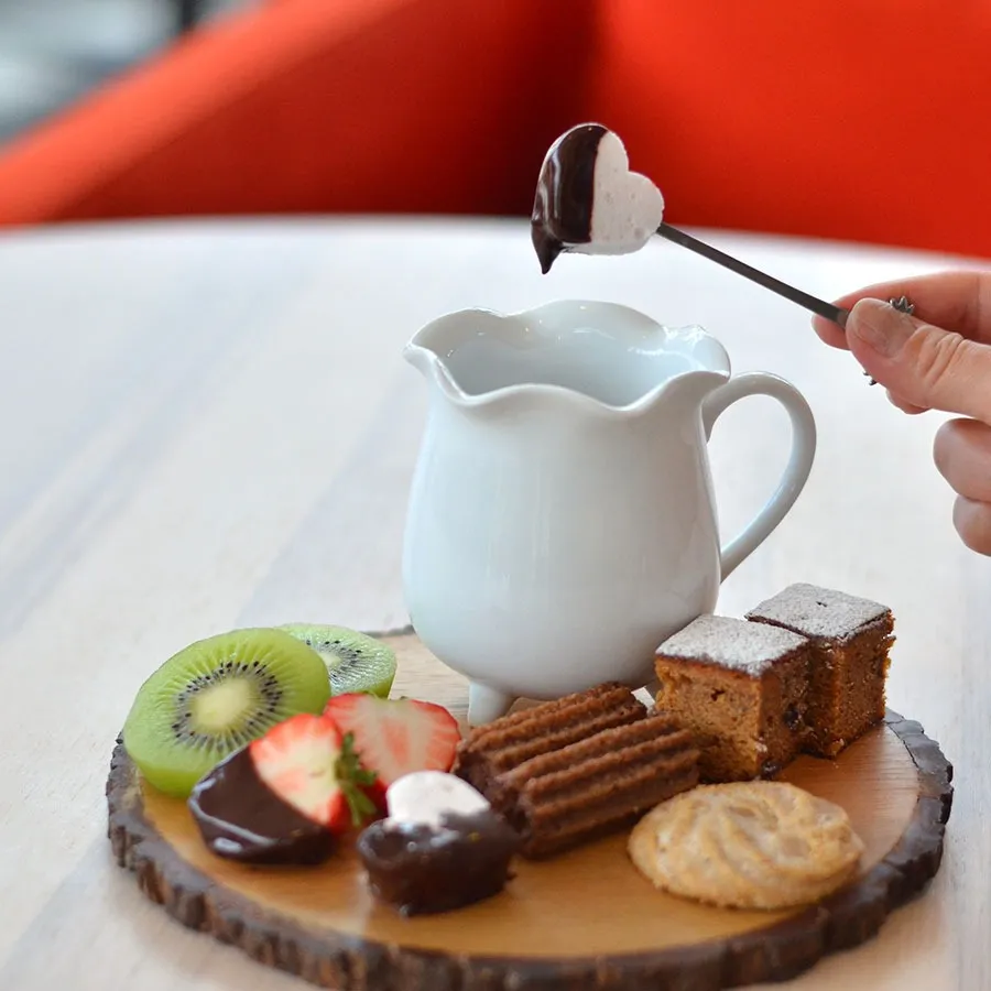 ショコラフォンデュ<br>冬にぴったりのあったかデザートが登場。 フルーツや焼き菓子、マシュマロなど、チョコレートと相性のいい素材をウッドプレートに♬<br>【販売期間：1/31~】※フルーツやパウンドケーキの内容は時期によって変更する場合がございます。<br> イートイン：1320円（税込）