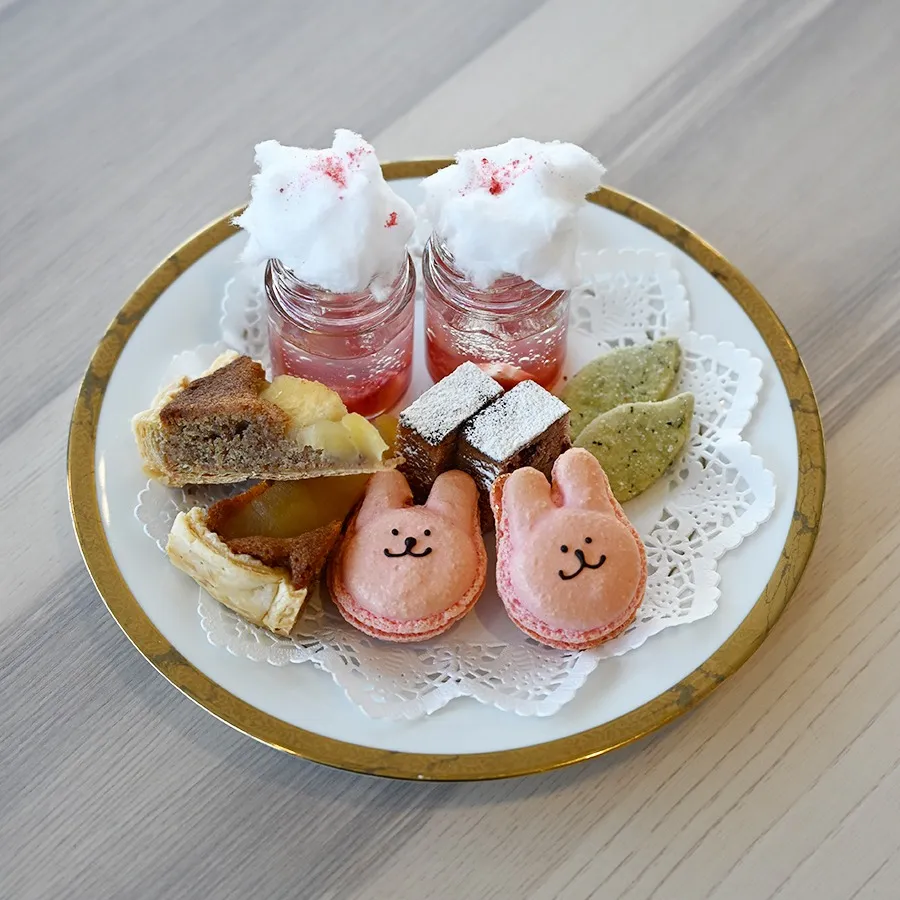 上段プレート。<br>うさぎのマカロンをはじめ、おすすめスイーツが乗ったかわいらしいスイーツプレート。