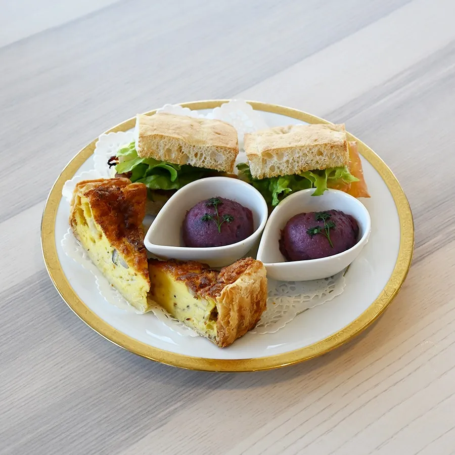 下段プレート。<br>照り焼きチキンのサンドイッチやキッシュ、紫芋のサラダなどセイボリーメニューが並びます。