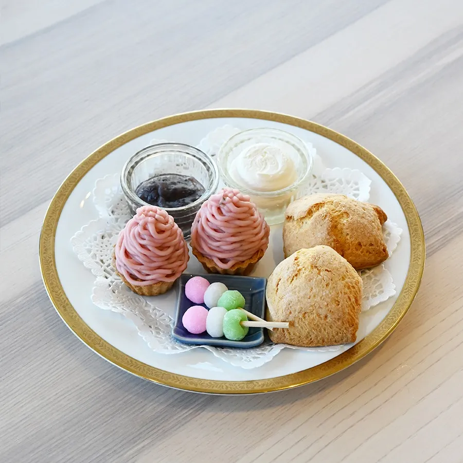 中段プレート。<br>スコーンに合わせるのは小倉とバター。桜のモンブランやプチ三食団子が春らしいプレート。