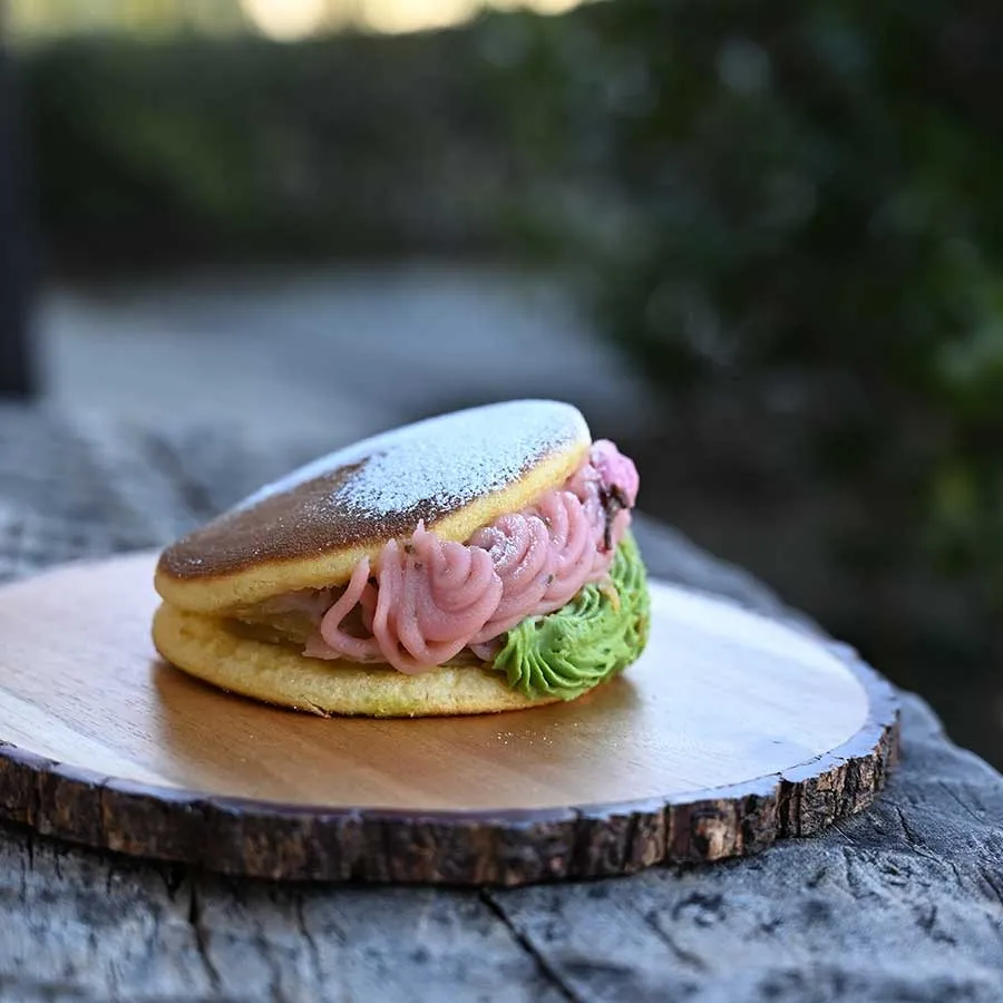 【土日祝・期間限定】桜モンブランどら焼き<br>桜餡とピスタチオ餡と栗の味わいが相まって春らしい味わいに。