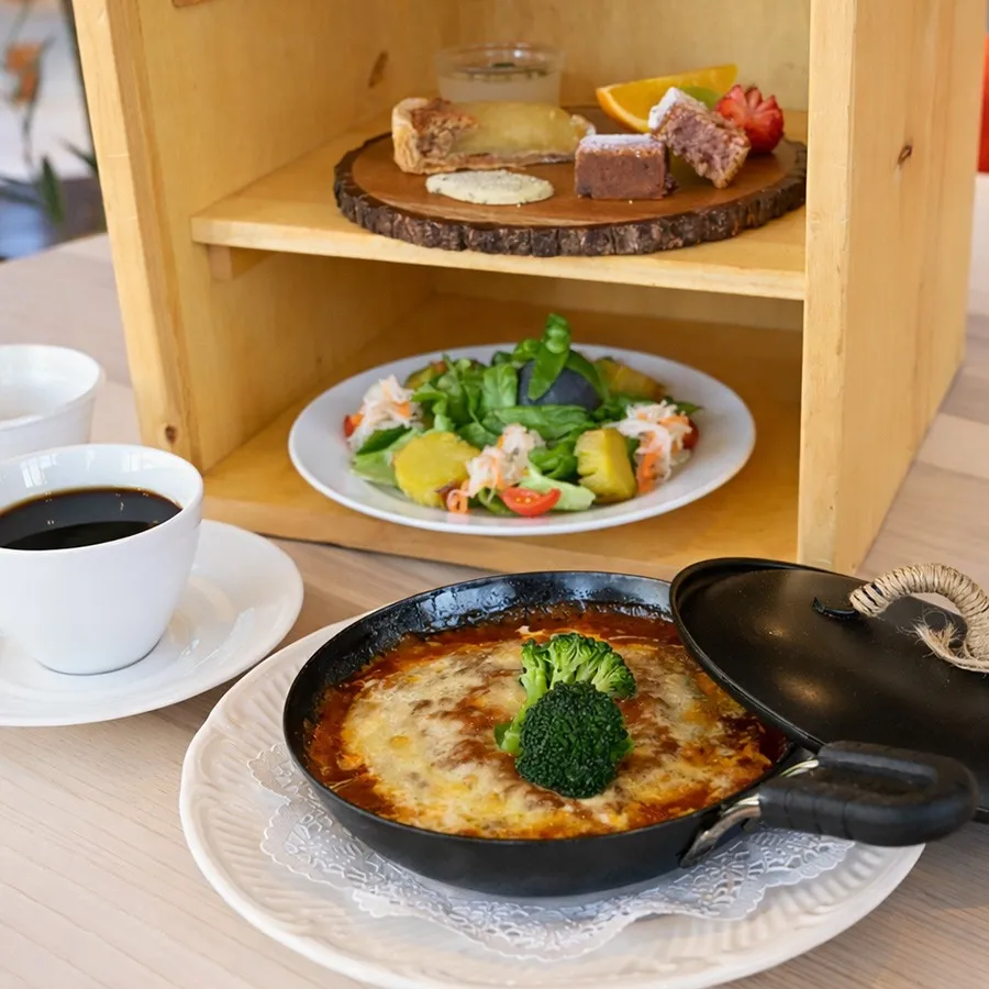 【お食事】カフェコーナーでは、お食事もご用意しております。<br>本日のメニューは、ページ下の「カフェメニューはこちら」ボタンからご確認ください。