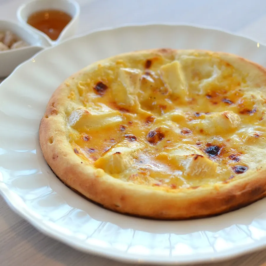 はちみつと四種のチーズピザ<br>単品 イートイン1,760円　テイクアウト1,728円(税込)