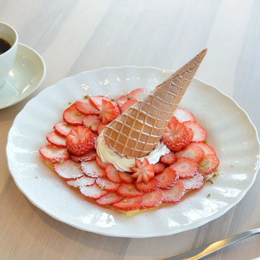 【季節限定】クレープ・オ・フレーズ<br>イートインのみ 1,650円(税込)