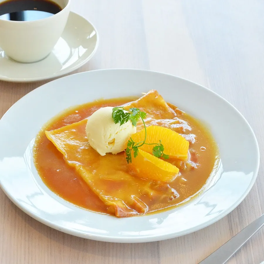 クレープシュゼット<br>イートインのみ 1,045円(税込)