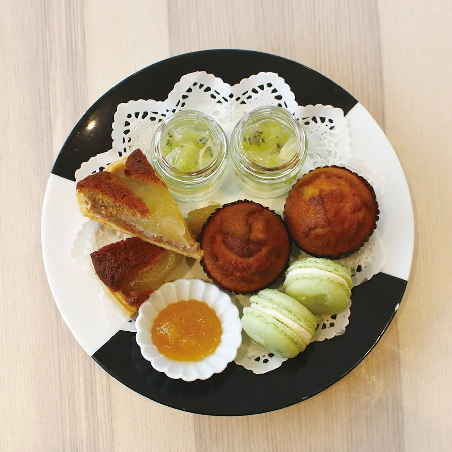 上段プレート。<br>お店自慢のアップルパイをはじめとした焼き菓子が主役のプレート