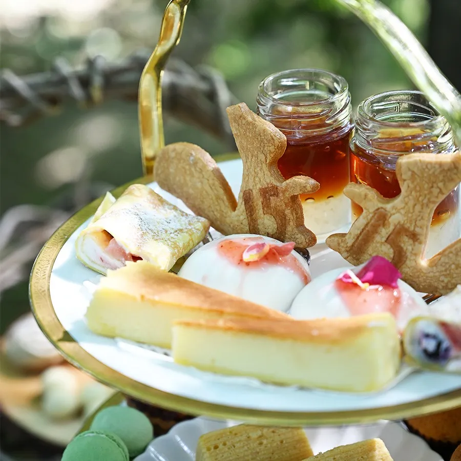 【15祭限定】<br>上段プレートには15周年をお祝いしたチェスとナッツを模したクッキーをはじめ、スイーツが並びます。（提供期間：7/24~8/31）