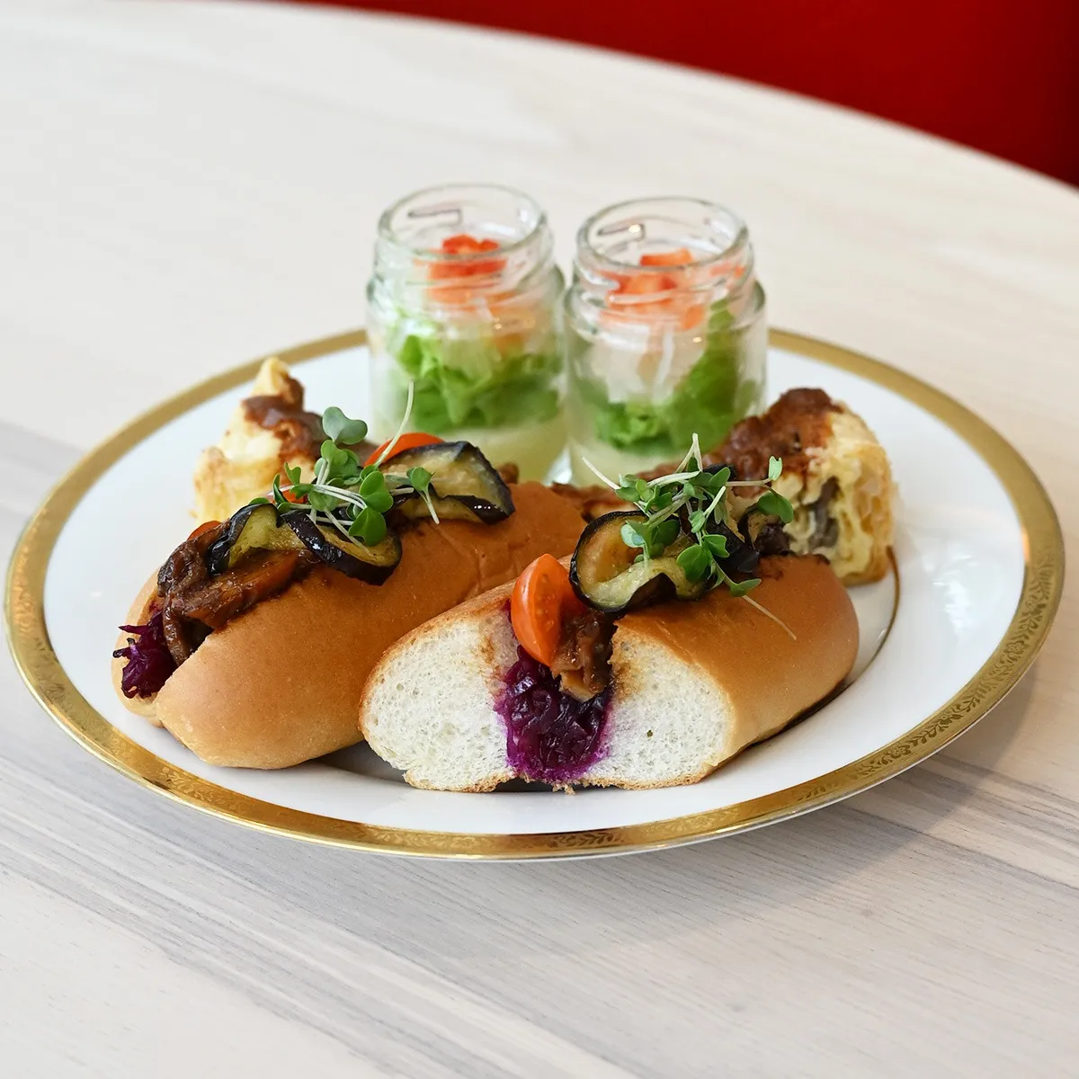 きのこのキッシュや秋なすとみそチキンの和風サンドなど、秋の食材を使ったセイボリーが並びます。（提供期間：9/1～10/12）